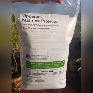 White Zippered Mattress Protector, Queen Sz